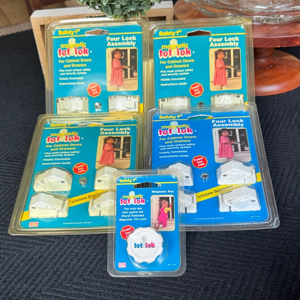 Safety 1st White Magnetic Tot Lok Set & Magnetic Key